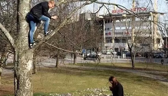 Посмейте се с нелепите снимки на двойки, позиращи за Фейсбук