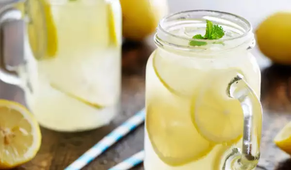 10 удивителни причини да започнеш деня си с лимонова вода