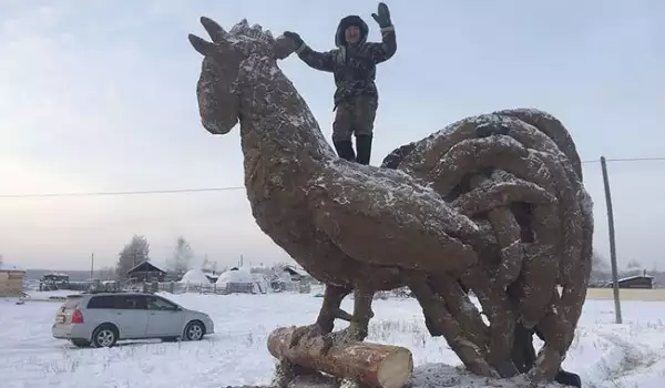 Няма да повярвате от какво прави статуите си този руснак