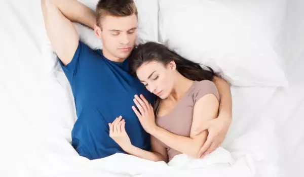 Позицията, в която спите, казва всичко за връзката ви