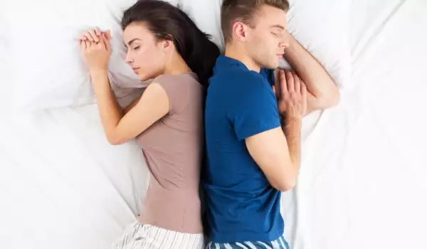 Позицията, в която спите, казва всичко за връзката ви