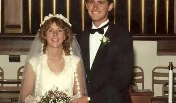 Те ѝ върнаха сватбената рокля 32 години след химическо! Вижте реакцията ѝ