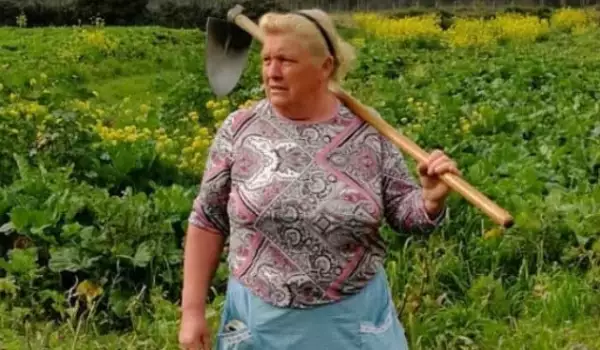 Испанска баба с мотика