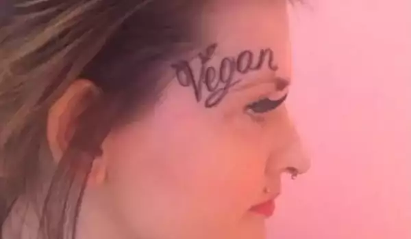 Тя си татуира Веган на челото и премина всички граници!